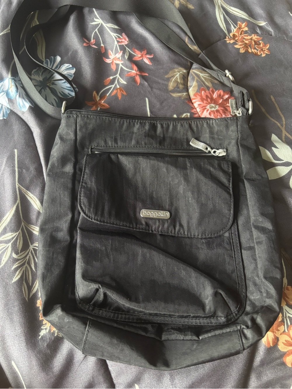 Baggallini Black Men's Crossbody Messenger Bag with Flap - Picture 2 of 5